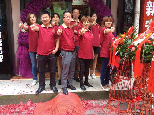熱烈祝賀富軒門(mén)窗鷹潭專賣(mài)店迎開(kāi)門(mén)紅，簽單絡(luò)繹不絕！