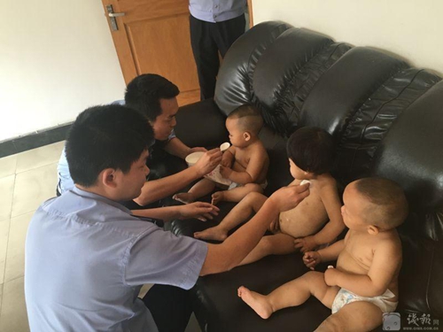 三個(gè)萌娃“仗劍走天涯”，父母在哪里？