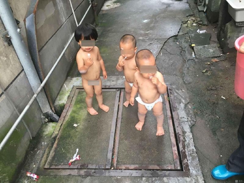 三個(gè)萌娃“仗劍走天涯”，父母在哪里？