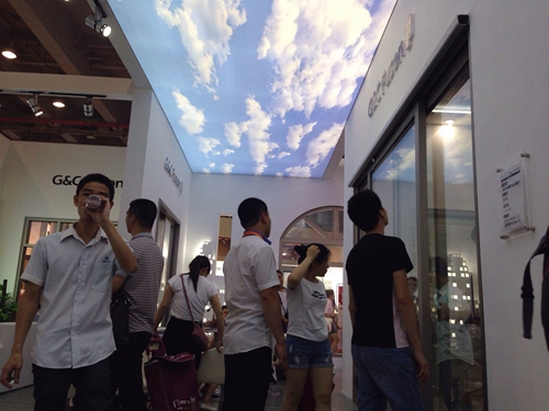 富軒門窗建博會現(xiàn)場新品首發(fā)，吸引萬人圍觀