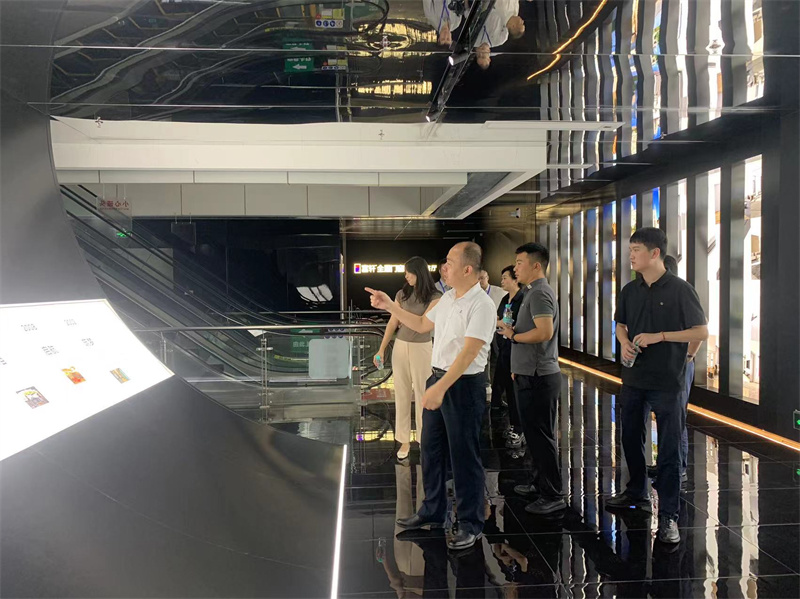 居然之家集團門窗事業(yè)部蒞臨富軒全屋門窗總部，雙方展開深度交流！