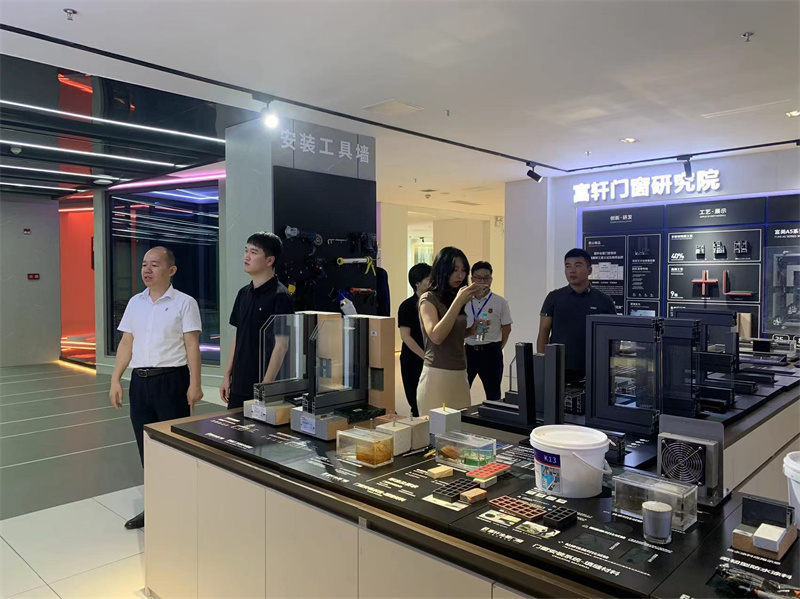 居然之家集團門窗事業(yè)部蒞臨富軒全屋門窗總部，雙方展開深度交流！