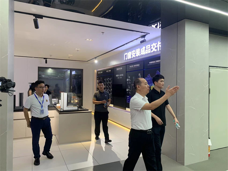 居然之家集團門窗事業(yè)部蒞臨富軒全屋門窗總部，雙方展開深度交流！